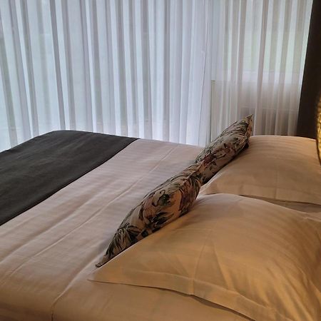 Logis Hotel La Croix Du Sud Le Tour-du-Parc Εξωτερικό φωτογραφία