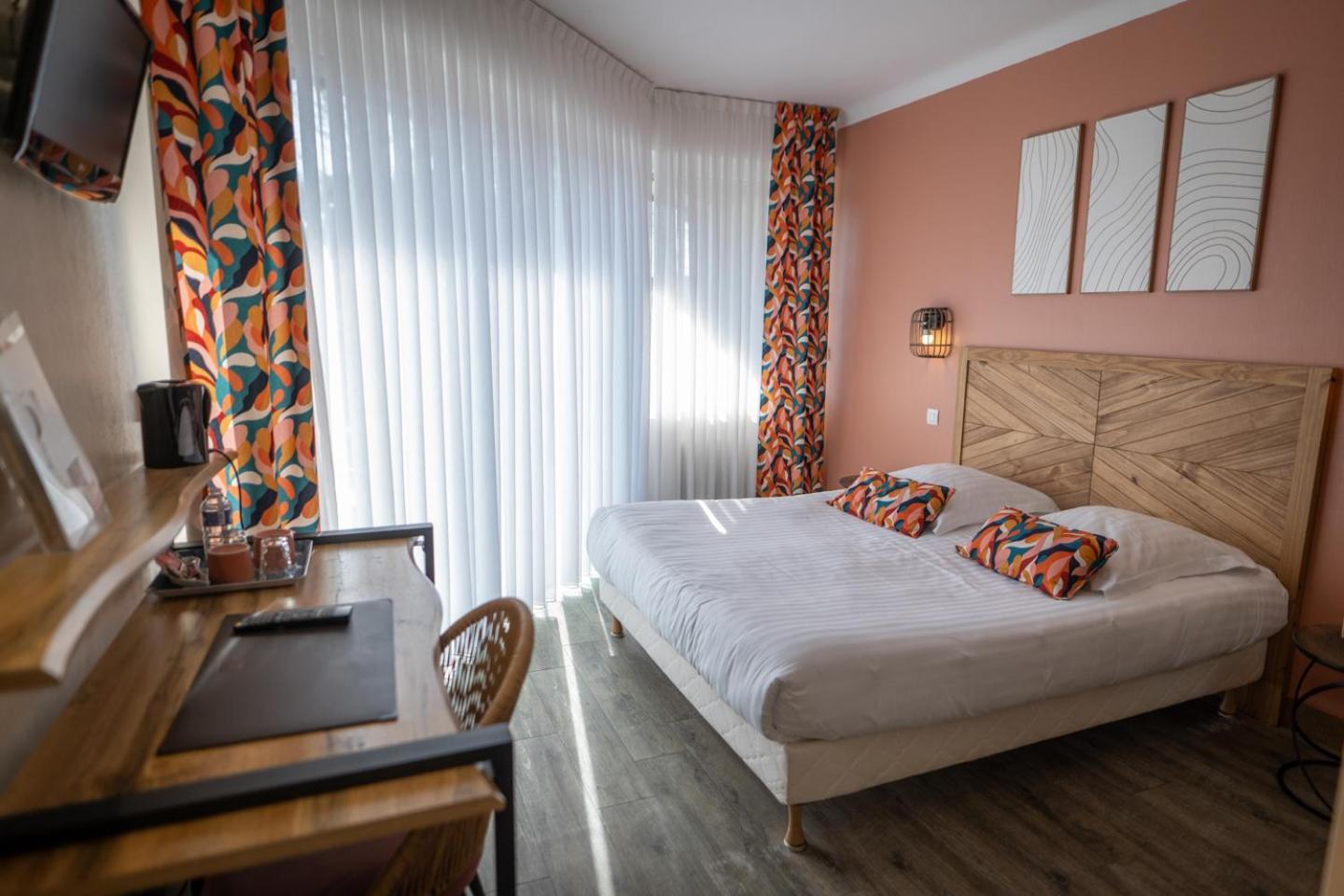 Logis Hotel La Croix Du Sud Le Tour-du-Parc Εξωτερικό φωτογραφία