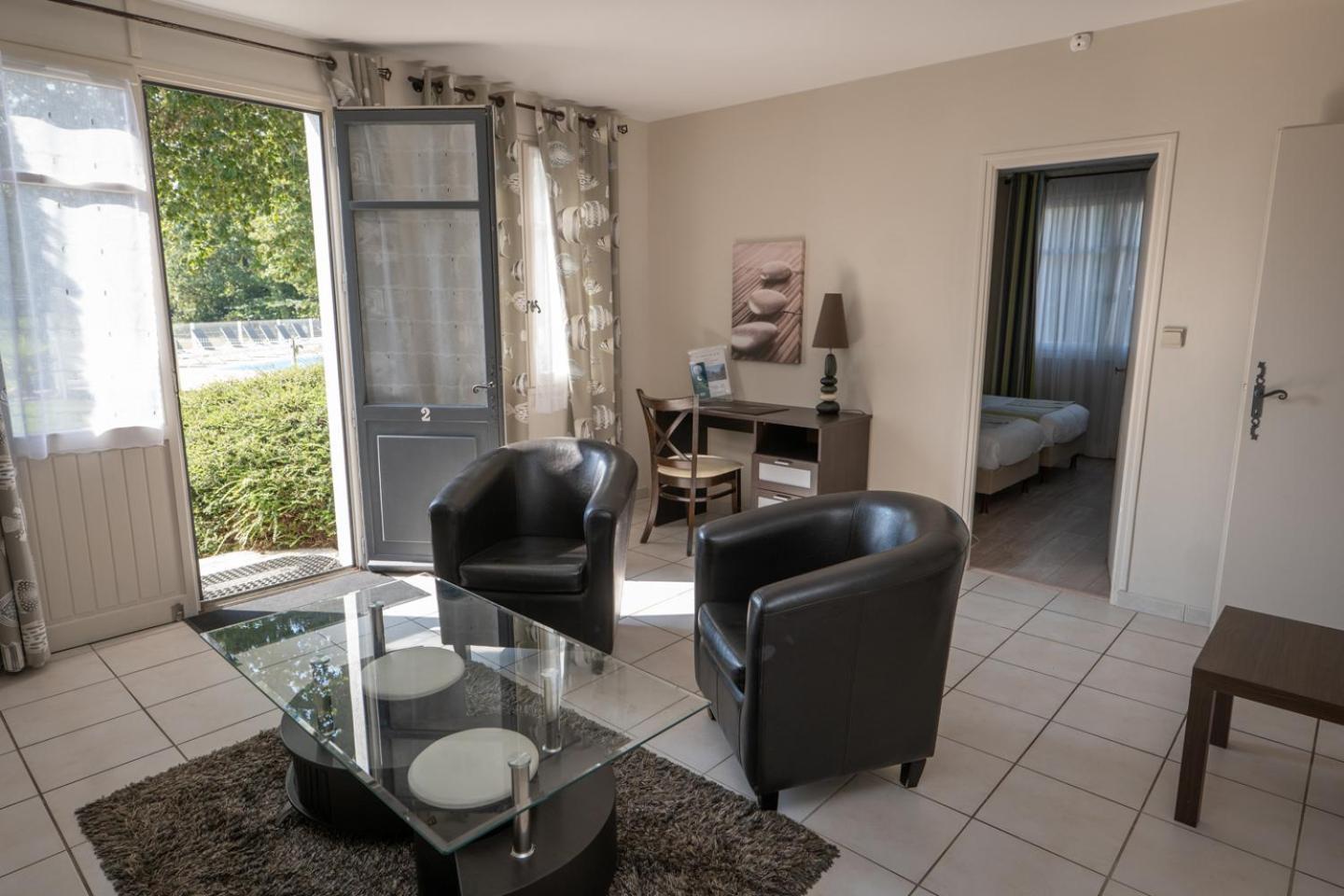 Logis Hotel La Croix Du Sud Le Tour-du-Parc Εξωτερικό φωτογραφία