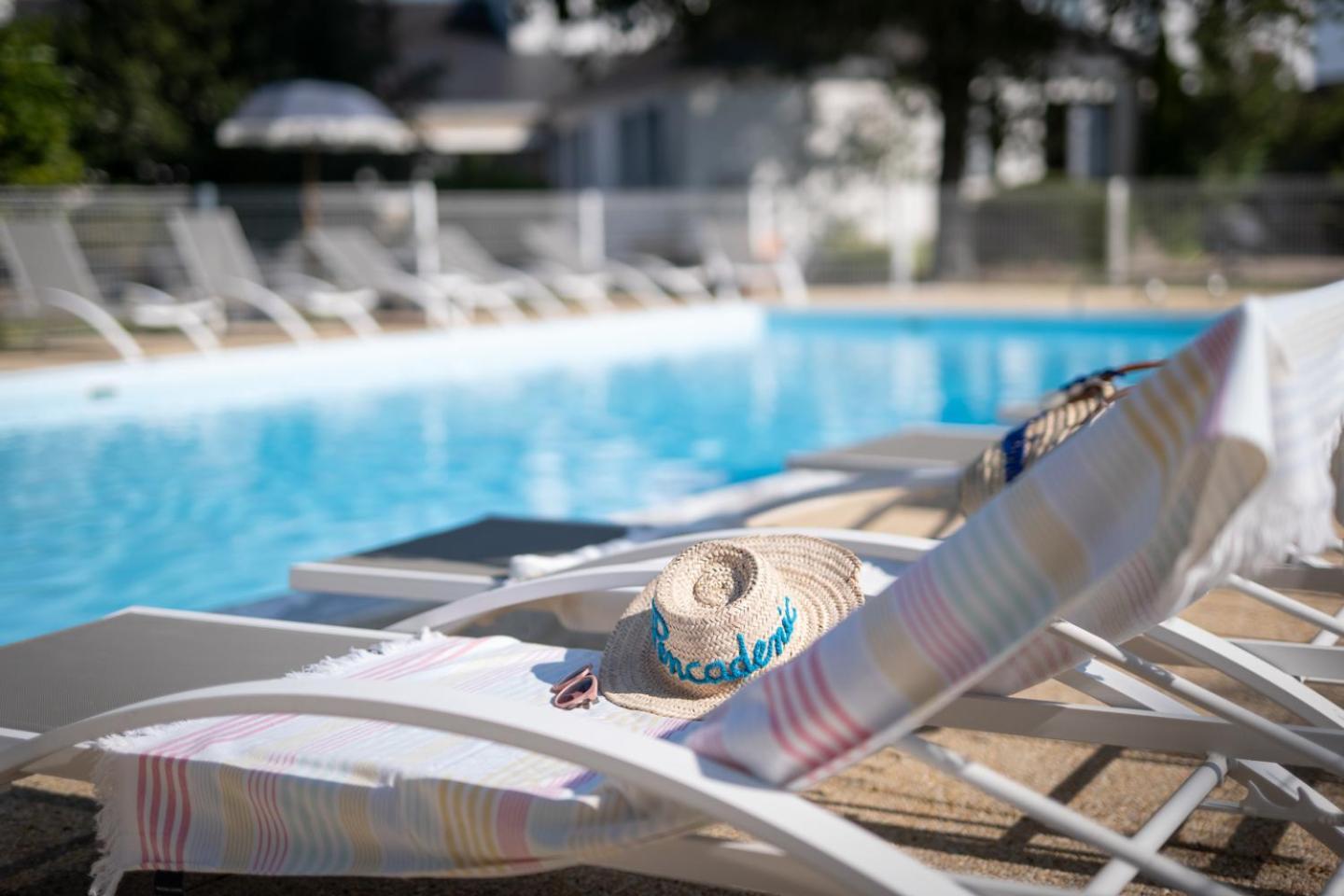 Logis Hotel La Croix Du Sud Le Tour-du-Parc Εξωτερικό φωτογραφία