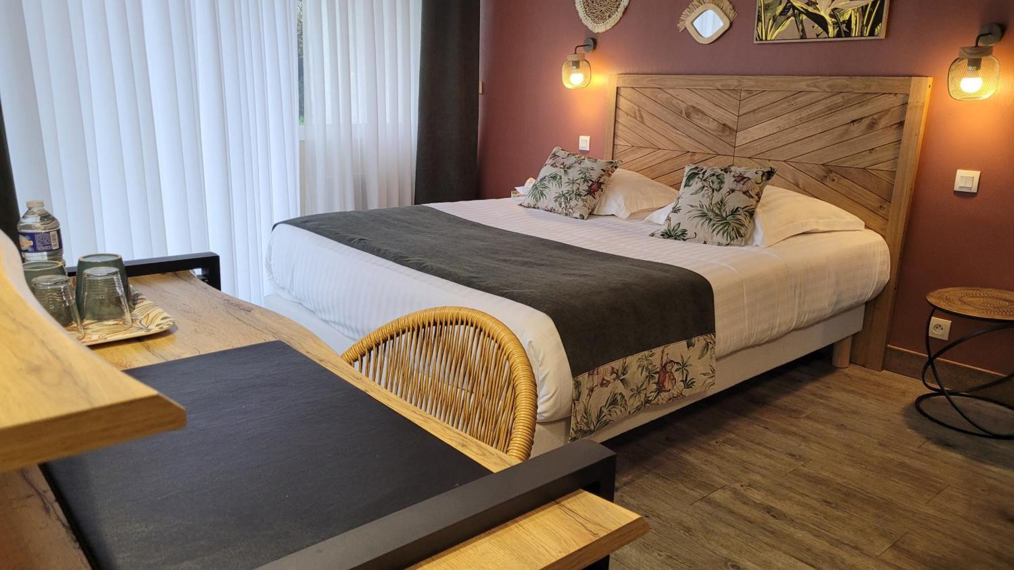Logis Hotel La Croix Du Sud Le Tour-du-Parc Εξωτερικό φωτογραφία