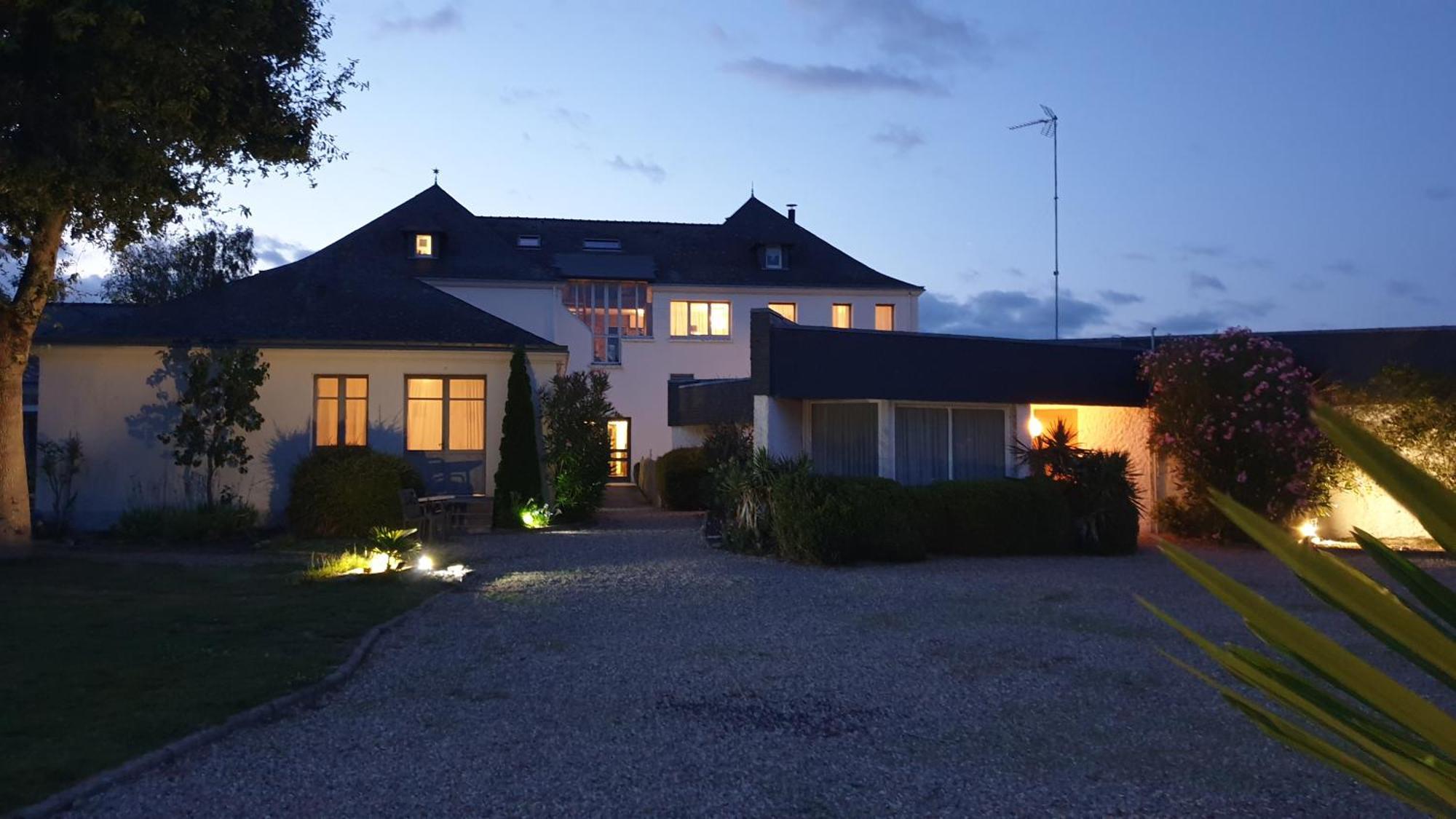 Logis Hotel La Croix Du Sud Le Tour-du-Parc Εξωτερικό φωτογραφία