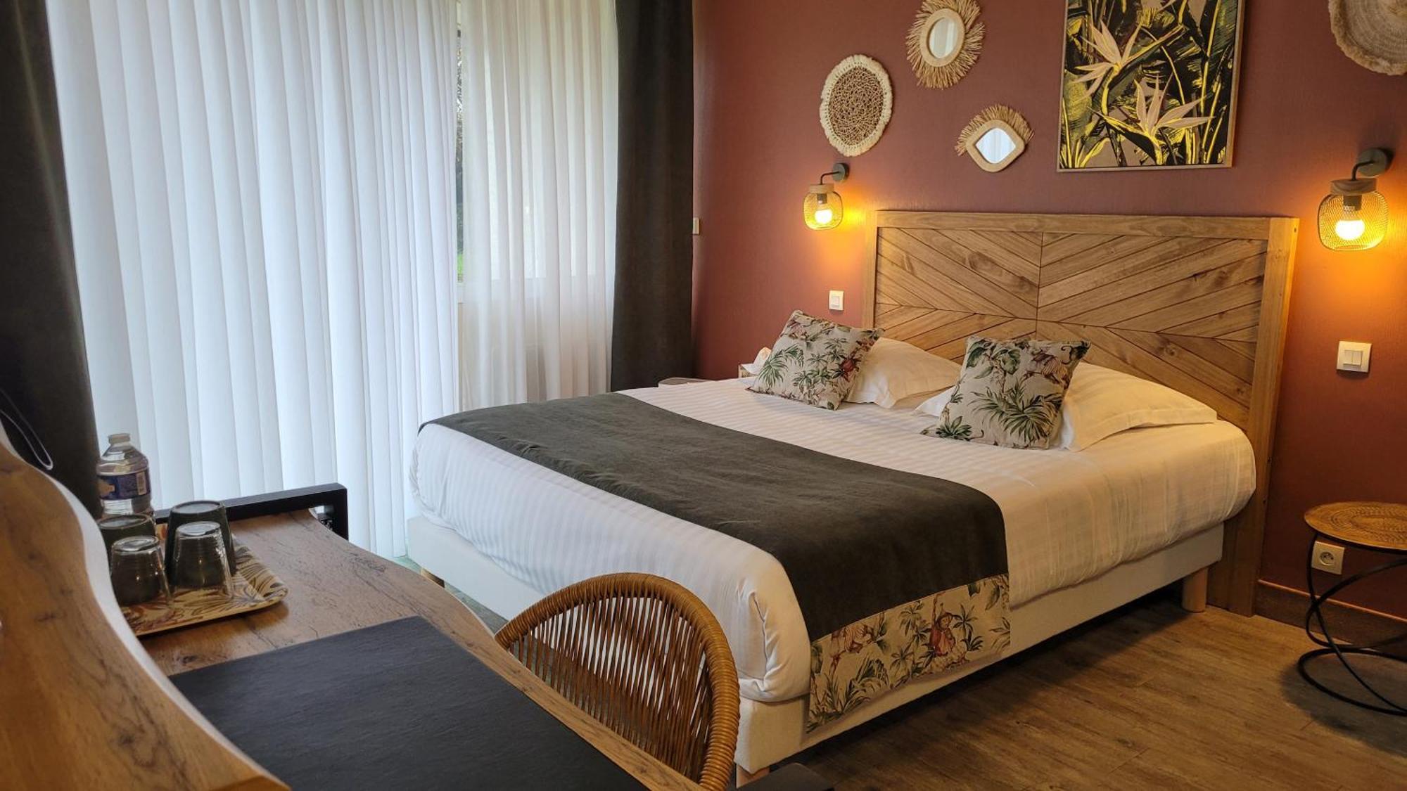 Logis Hotel La Croix Du Sud Le Tour-du-Parc Εξωτερικό φωτογραφία